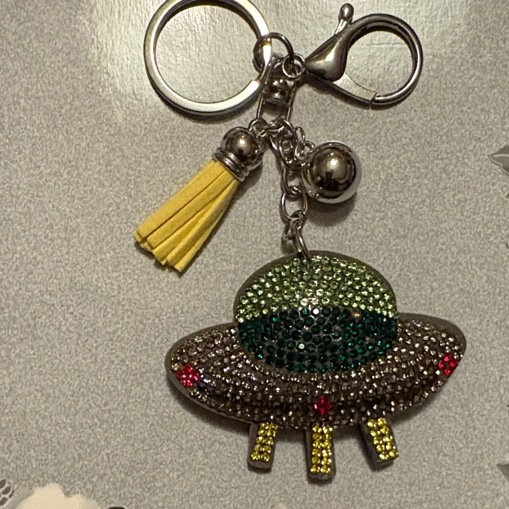 UFO Keychain with Rhinestones - Picture 1 of 7
